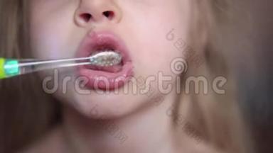 小孩用电动牙刷刷牙.